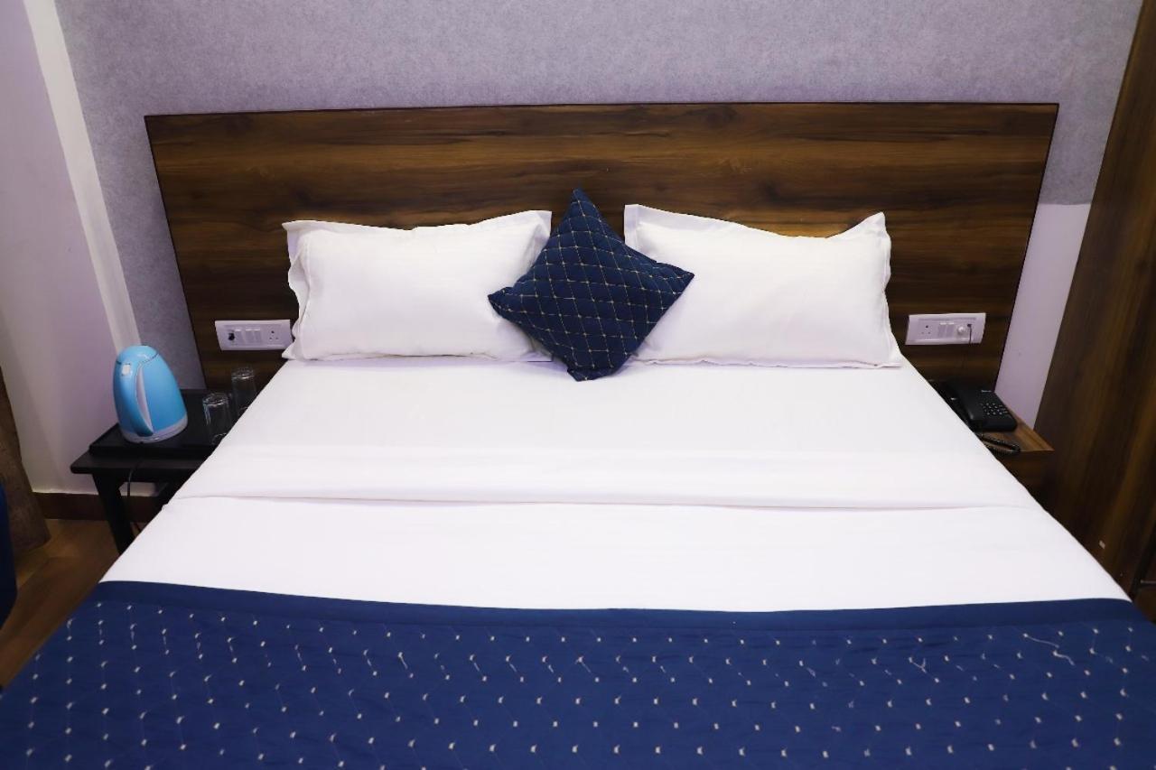 Surya International Bed and Breakfast New Delhi Exteriör bild