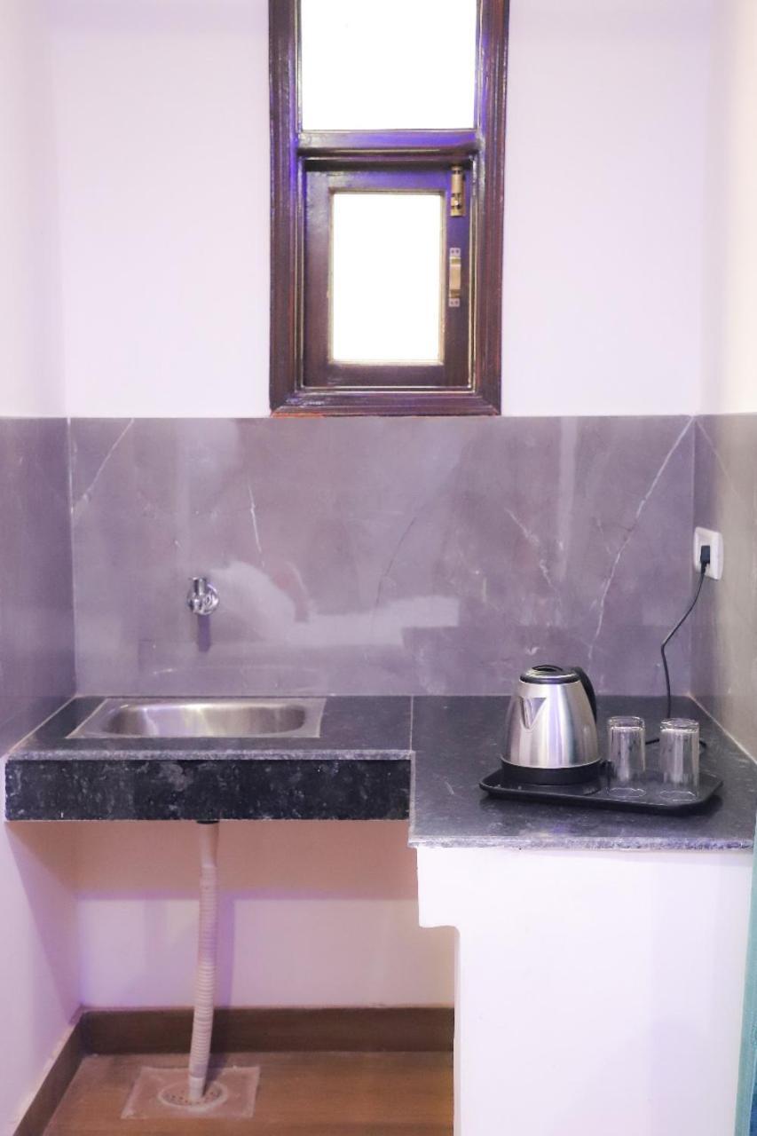 Surya International Bed and Breakfast New Delhi Exteriör bild